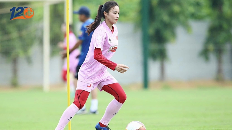 Hoàng Thị Loan cầu thủ bóng đá nữ nổi tiếng tại Việt Nam