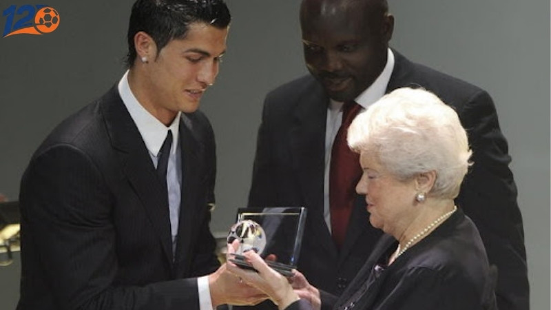 Ronaldo là cầu thủ đầu tiên giành được giải thưởng Puskas