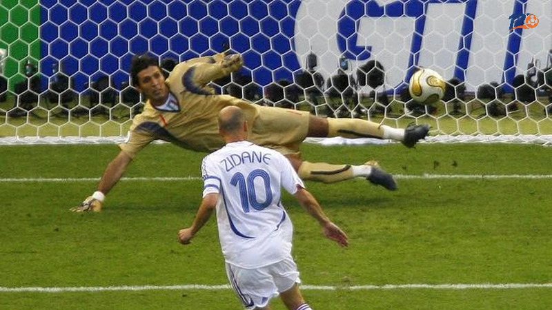 Zinedine Zidane thành công với Panenka