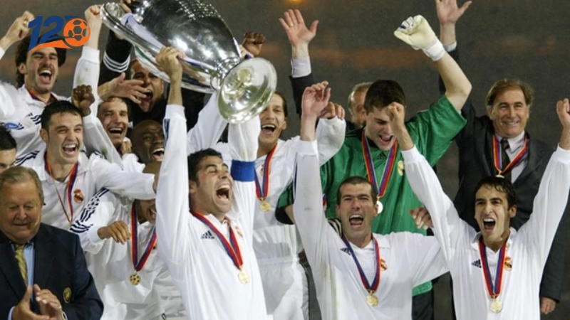 Tên tuổi Zinedine Zidane dần khắc sâu vào trong tâm trí người hâm mộ sau bàn thắng Champions League 2002