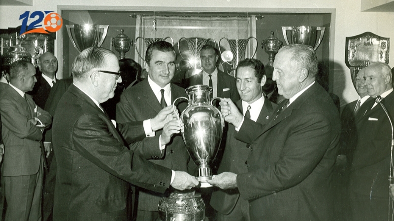 Santiago Bernabeu được bầu làm chủ tịch CLB và phát triển đội bóng