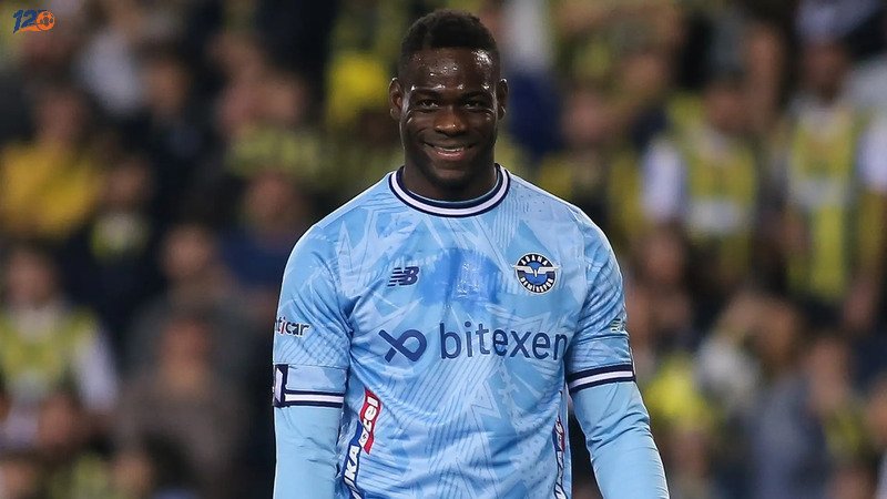 Sự nghiệp của Balotelli luôn xoay quanh nhiều tai tiếng