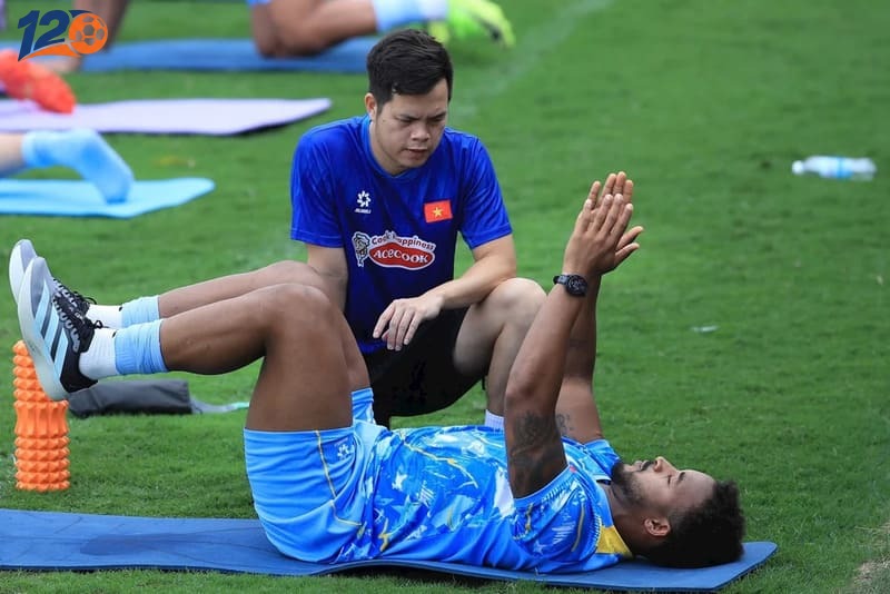 Nguyễn Xuân Son khó lòng đá chính vì dính chấn thương