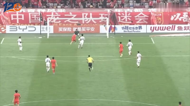 Tỷ số 2-0 trong sự ngỡ ngàng của khán giả tại Tây An